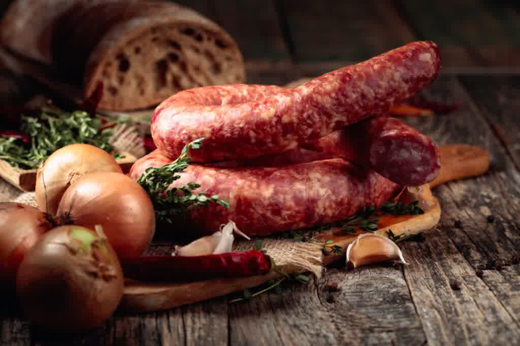 Jakie właściwości ma kiełbasa z jelenia?