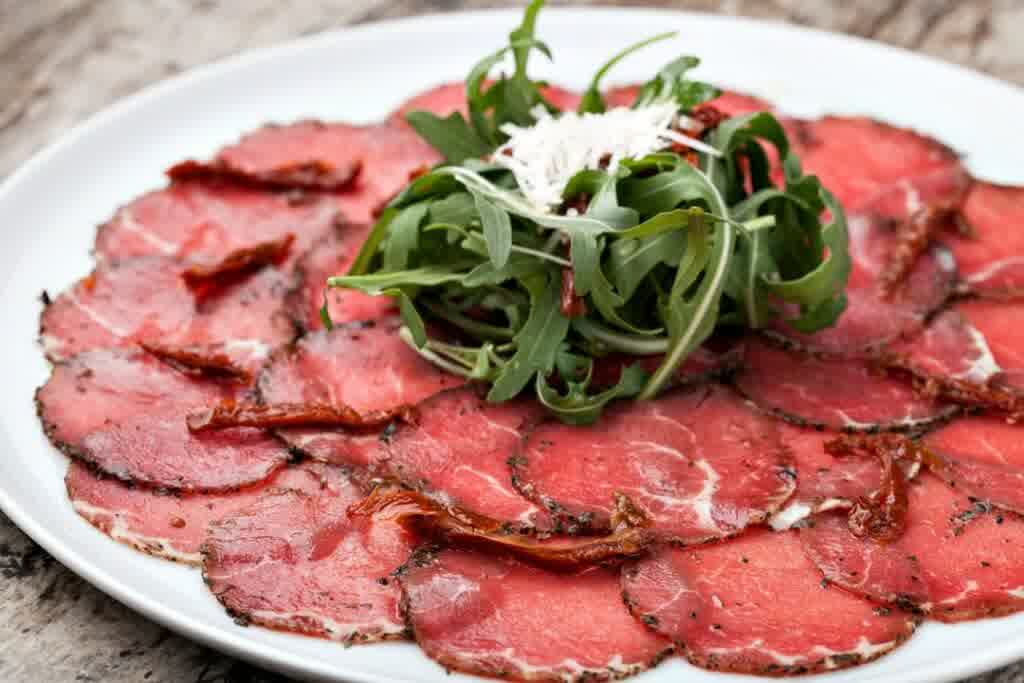 Carpaccio z dziczyzny. Pyszne danie dla prawdziwych smakoszy