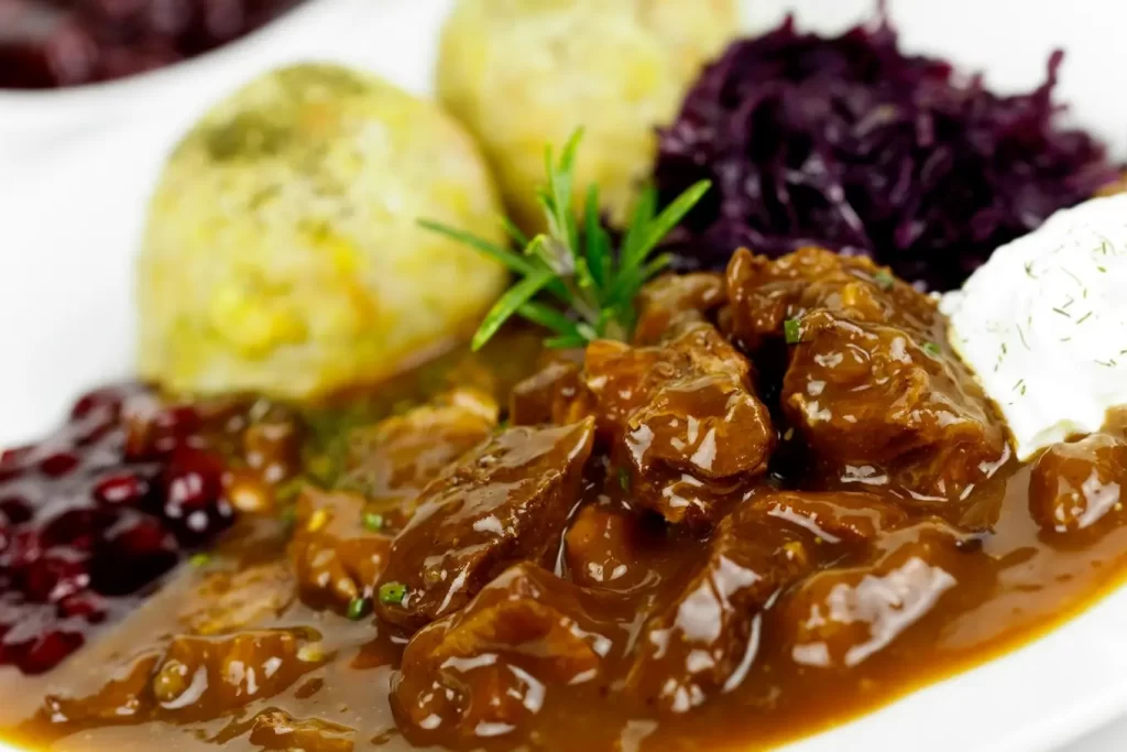 Mięso gulaszowe z jelenia – jakie są jego walory smakowe i aromatyczne?