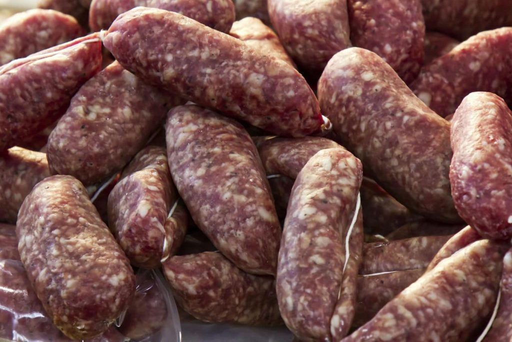 Dzicza kiełbasa z dzika – naturalny smak i jakość